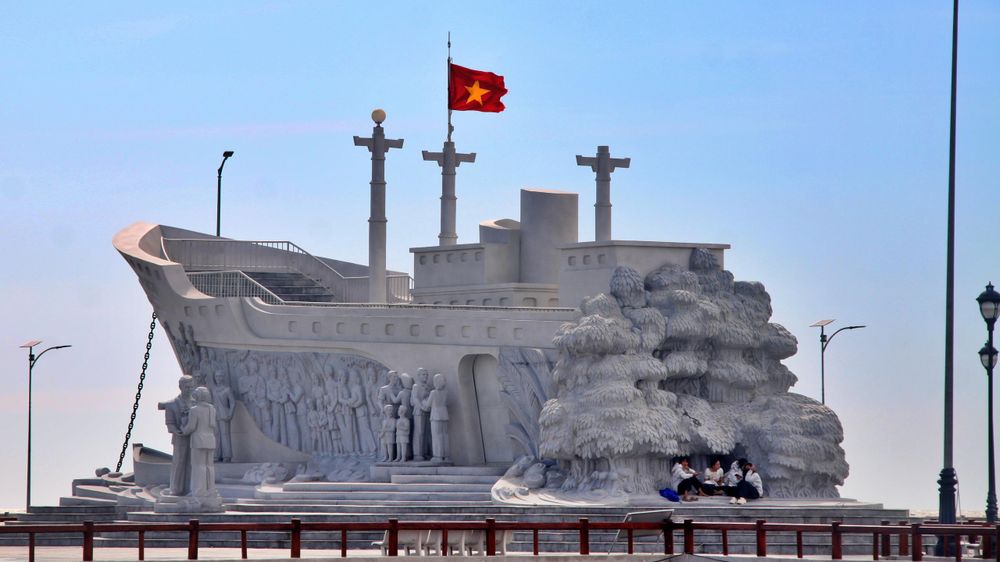 Cụm tượng đài kỷ niệm chuyến tàu tập kết ra Bắc (tọa lạc tại xã Sông Đốc, tỉnh Cà Mau). Cụm tượng đài kỷ niệm chuyến tàu tập kết ra Bắc (tọa lạc tại xã Sông Đốc, tỉnh Cà Mau).