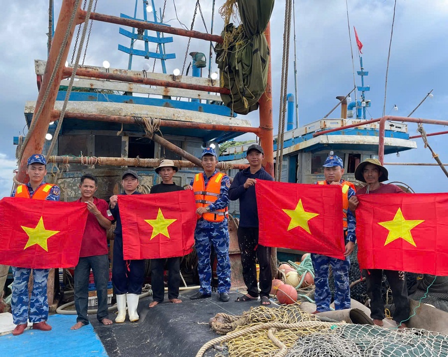 Cán bộ, chiến sĩ tàu CSB 1012 tuyên truyền IUU và tặng cờ Tổ quốc cho ngư dân đang khai thác trên vùng biển Vũng Áng, Hà Tĩnh Cán bộ, chiến sĩ tàu CSB 1012 tuyên truyền IUU và tặng cờ Tổ quốc cho ngư dân đang khai thác trên vùng biển Vũng Áng, Hà Tĩnh