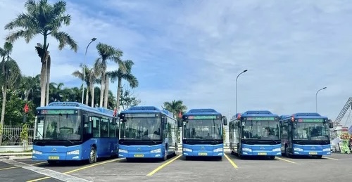 Mở tuyến xe buýt điện đầu tiên tại đặc khu Côn Đảo. Ảnh: QUỐC HÙNG Mở tuyến xe buýt điện đầu tiên tại đặc khu Côn Đảo. Ảnh: QUỐC HÙNG