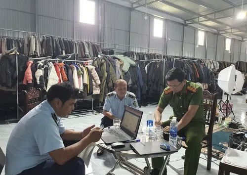 Lực lượng Quản lý thị trường và Công an kiểm tra địa điểm kinh doanh của Công ty TNHH Một thành viên L.T.