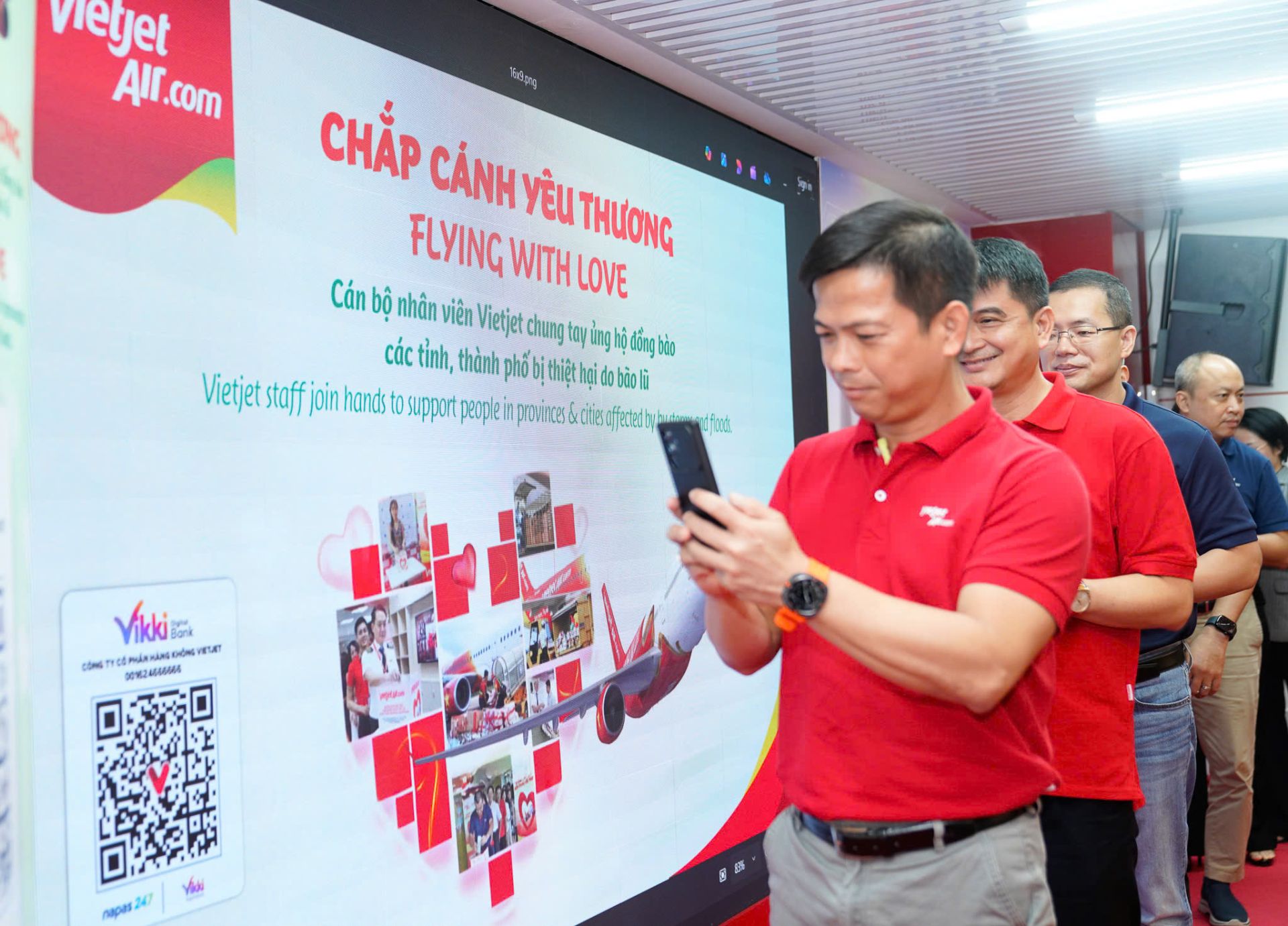 Cán bộ, nhân viên Vietjet chung tay ủng hộ đồng bào bị ảnh hưởng bởi bão lũ. Cán bộ, nhân viên Vietjet chung tay ủng hộ đồng bào bị ảnh hưởng bởi bão lũ.