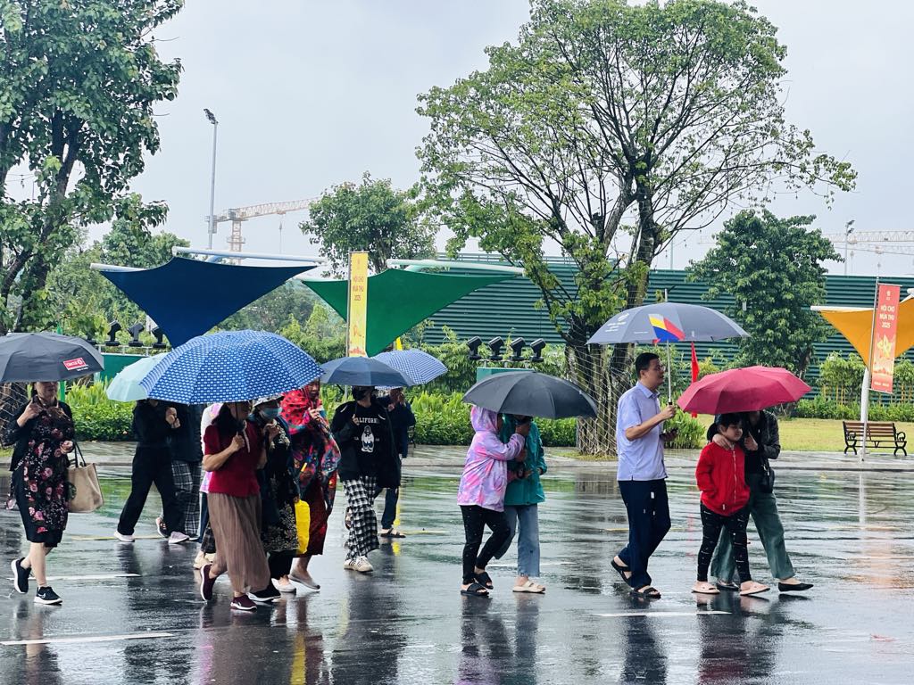 “Bình thường chúng tôi chỉ bán đúng giá niêm yết. Dịp hội chợ này mới bán giảm giá sâu. Chúng tôi đã chuẩn bị lượng hàng lớn để phục vụ khách mua đến tận ngày 4/11”, chị Thu Hiền, đại diện một gian hàng, cho hay.