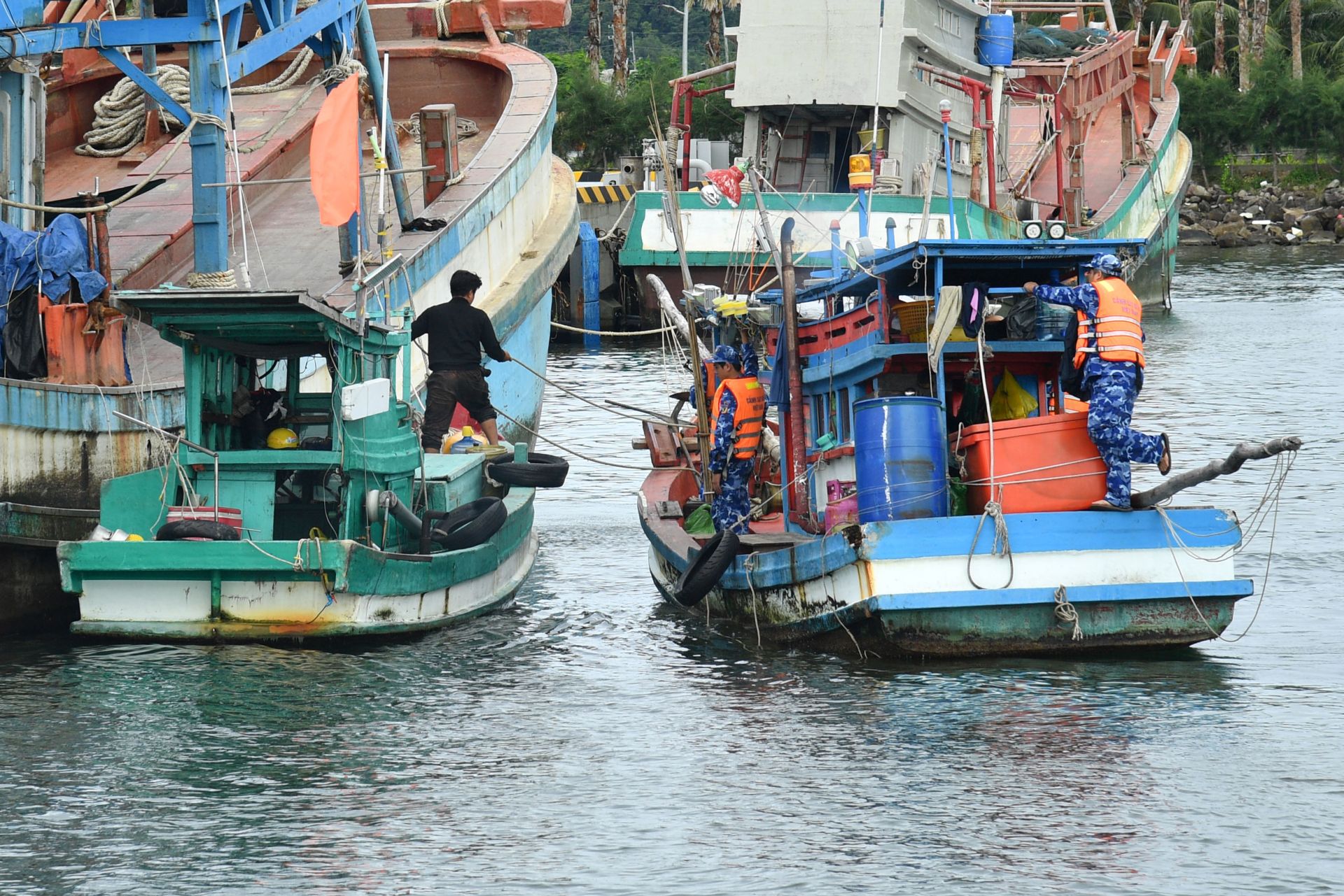 Bắt giữ 2 tàu cá có hành vi tàng trữ, vận chuyển trái phép 2 thiết bị VMS của tàu cá khác