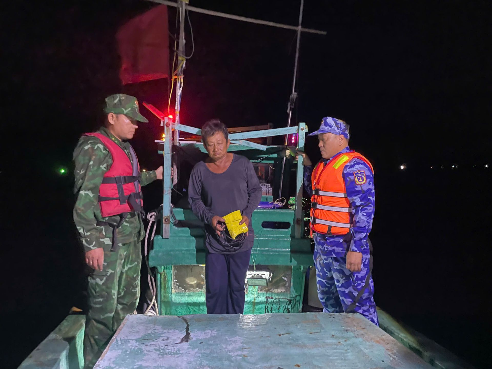 Thuyền trưởng Tàu cá KG 31397 TS cùng tang vật vi phạm tại thời điểm kiểm tra. Thuyền trưởng Tàu cá KG 31397 TS cùng tang vật vi phạm tại thời điểm kiểm tra.