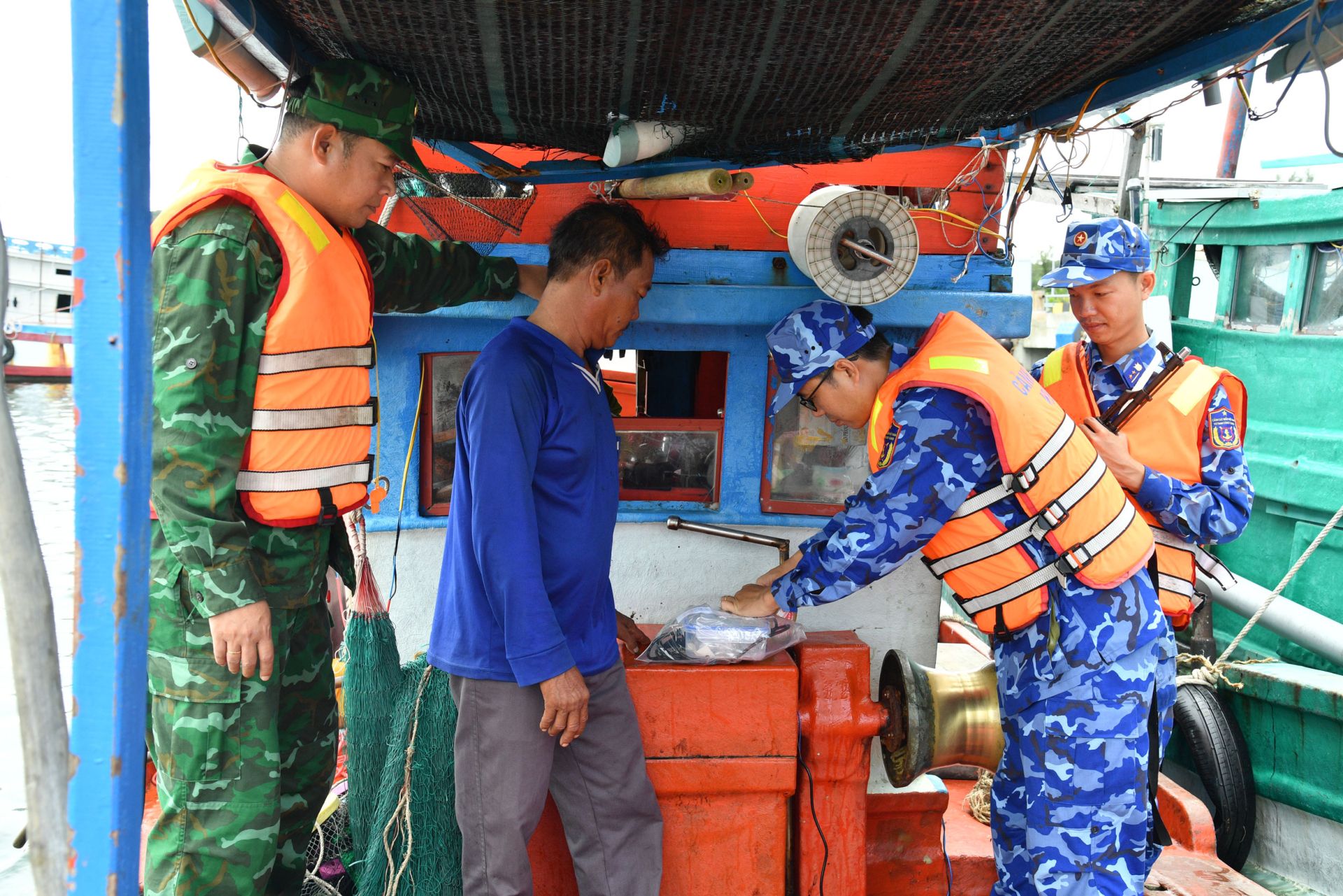Lực lượng chức năng niêm phong tang vật vi phạm trên Tàu không có số hiệu Lực lượng chức năng niêm phong tang vật vi phạm trên Tàu không có số hiệu