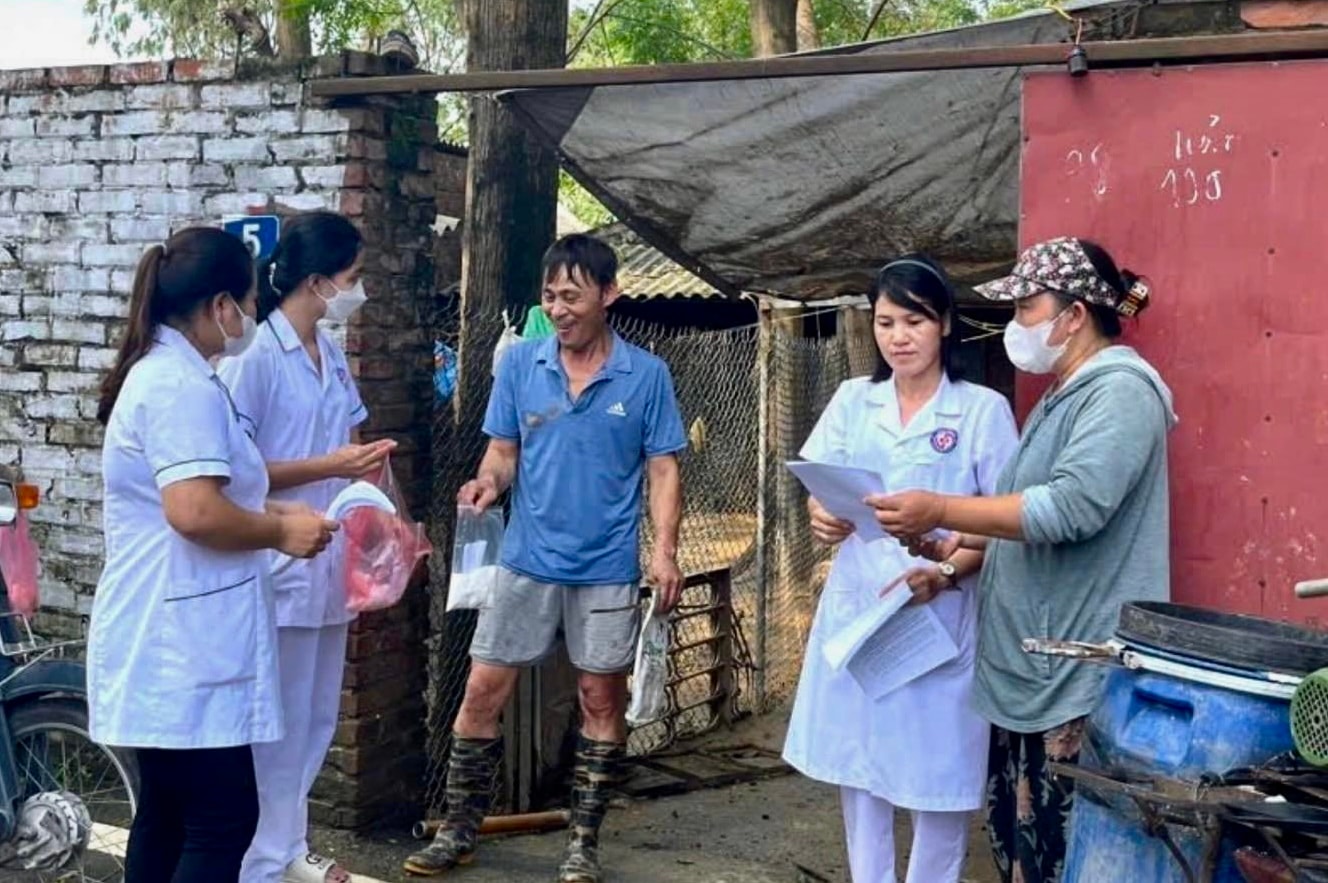 Cán bộ y tế phát thuốc, hướng dẫn người dân phòng, chống dịch bệnh. Ảnh: M.H Cán bộ y tế phát thuốc, hướng dẫn người dân phòng, chống dịch bệnh. Ảnh: M.H