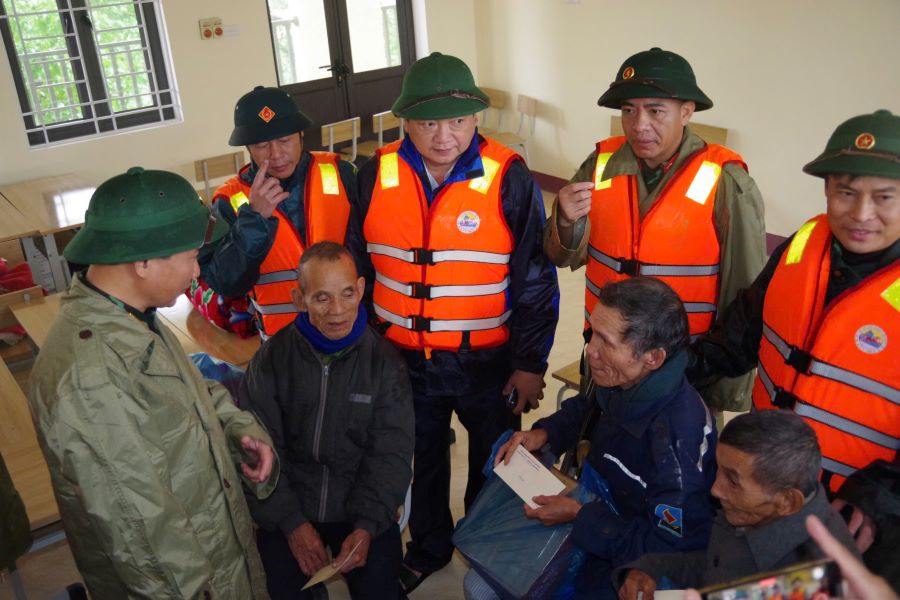 Thiếu tướng Đoàn Xuân Bường thăm hỏi, động viên người dân đang tránh trú tại Trường THCS Cẩm Duệ. Thiếu tướng Đoàn Xuân Bường thăm hỏi, động viên người dân đang tránh trú tại Trường THCS Cẩm Duệ.