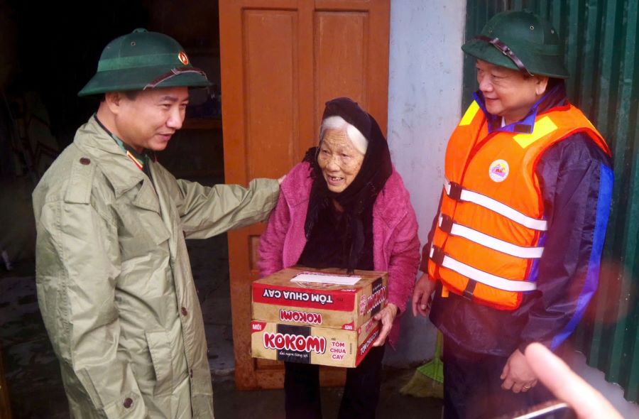 Thiếu tướng Đoàn Xuân Bường và Phó Chủ tịch UBND tỉnh Hà Tĩnh Hồ Huy Thành thăm hỏi, động viên, tặng quà người dân ở xã Cẩm Duệ. Thiếu tướng Đoàn Xuân Bường và Phó Chủ tịch UBND tỉnh Hà Tĩnh Hồ Huy Thành thăm hỏi, động viên, tặng quà người dân ở xã Cẩm Duệ.