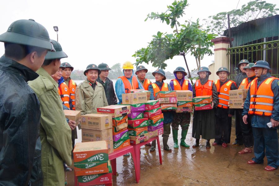 Thiếu tướng Đoàn Xuân Bường cùng đoàn công tác Bộ tư lệnh Quân khu trao quà tặng người dân xã Cẩm Duệ. Thiếu tướng Đoàn Xuân Bường cùng đoàn công tác Bộ tư lệnh Quân khu trao quà tặng người dân xã Cẩm Duệ.