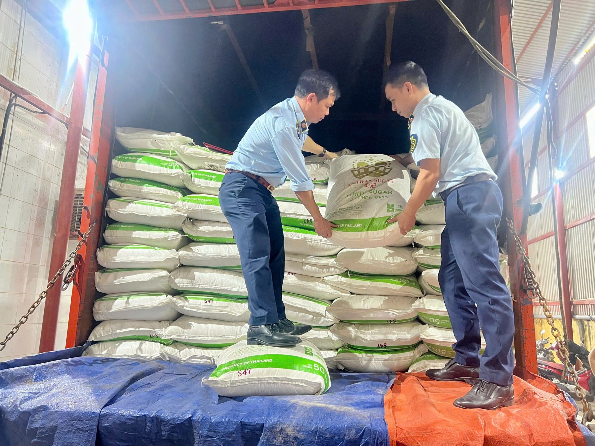 5 tấn đường cát trắng nhập lậu bị thu giữ 5 tấn đường cát trắng nhập lậu bị thu giữ