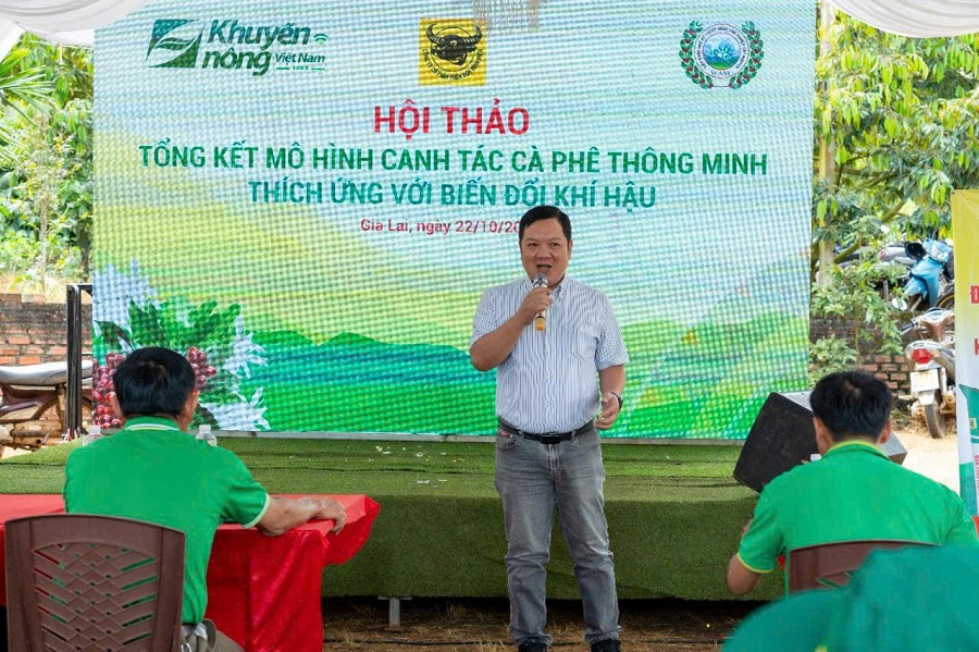 TS. Phan Việt Hà, Viện phó phụ trách Viện Khoa học Kỹ thuật Nông lâm nghiệp Tây Nguyên (WASI) định hướng kỹ thuật cho nông dân tại hội thảo.