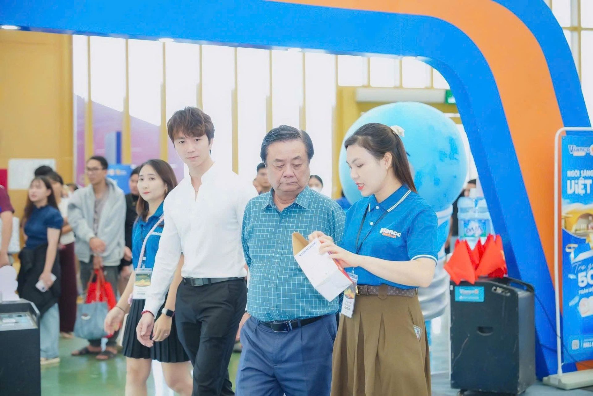 Phó Chủ Tịch Quốc Hội - Lê Minh Hoan ghé thăm gian hàng Vianco