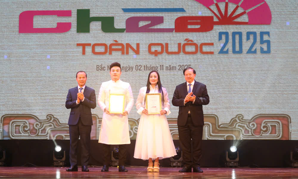 Các đồng chí Tạ Quang Đông, Mai Sơn trao giải Xuất sắc cho các nghệ sĩ. Các đồng chí Tạ Quang Đông, Mai Sơn trao giải Xuất sắc cho các nghệ sĩ.