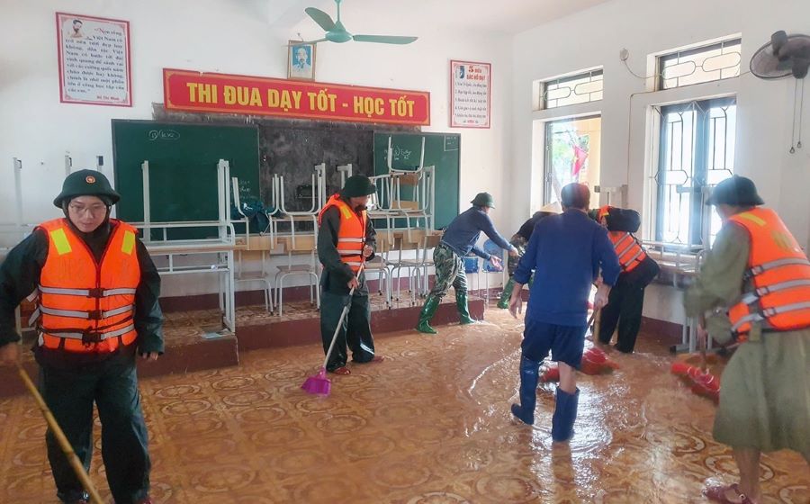 Huy động lực lượng dọn dẹp vệ sinh môi trường tại các trường học để sớm đón học sinh trở lại lớp. Huy động lực lượng dọn dẹp vệ sinh môi trường tại các trường học để sớm đón học sinh trở lại lớp.