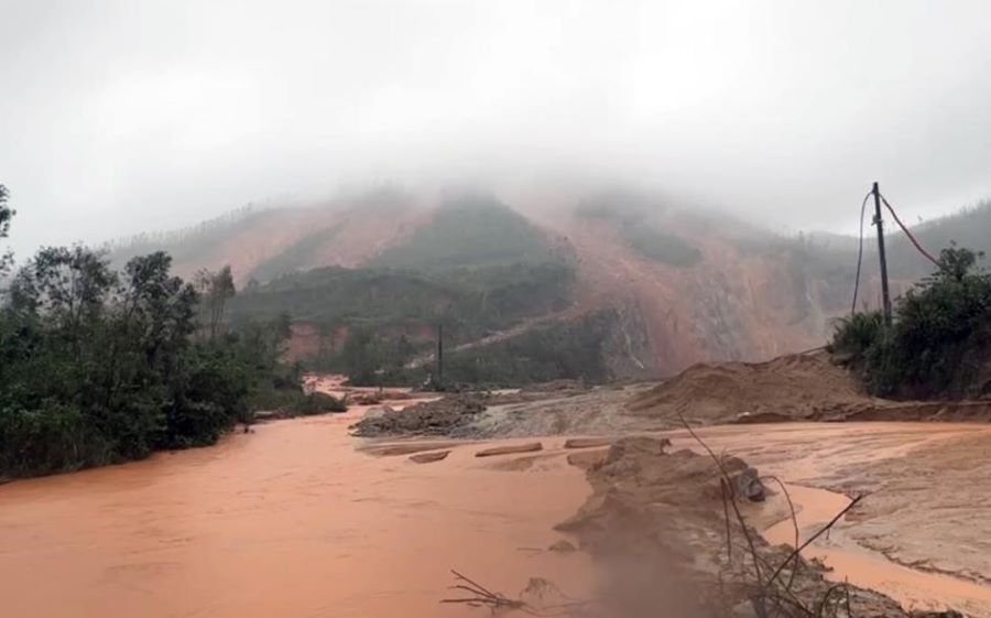 Hà Tĩnh: Sạt lở núi vùi lấp nhiều trang trại và tài sản của người dân
