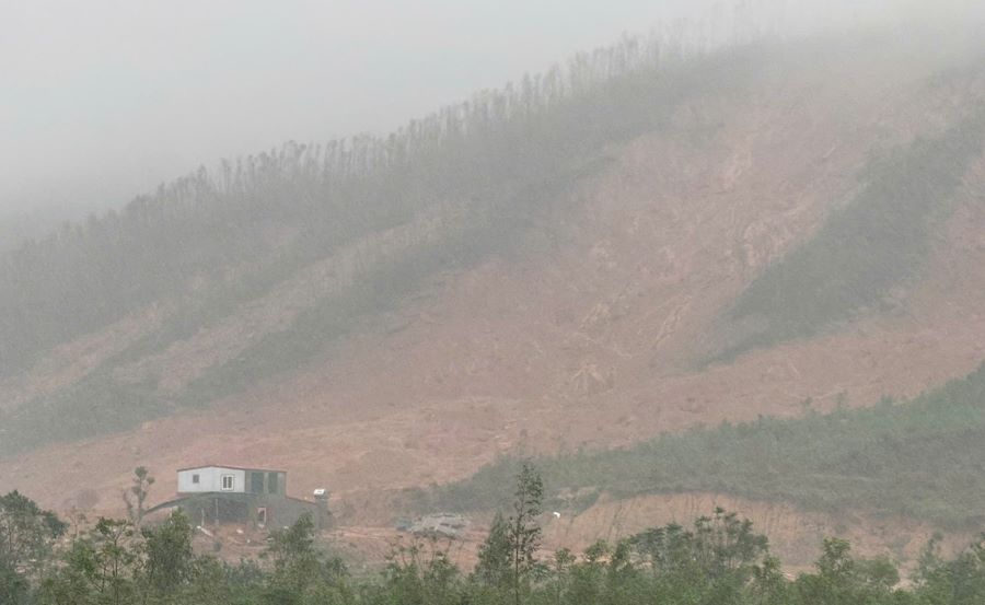 Núi Rú Rác sạt lở khiến đất đá vùi lấp nhiều tài sản của các trang trại. Núi Rú Rác sạt lở khiến đất đá vùi lấp nhiều tài sản của các trang trại.