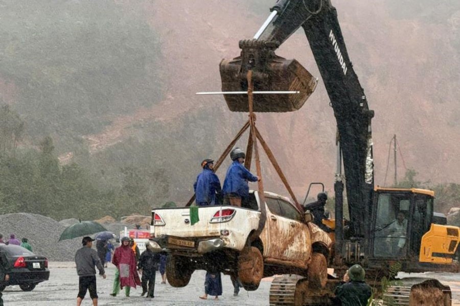 Một xe bán tải bị vùi lấp và hư hỏng nặng được cẩu ra khỏi khu vực sạt lở. Một xe bán tải bị vùi lấp và hư hỏng nặng được cẩu ra khỏi khu vực sạt lở.