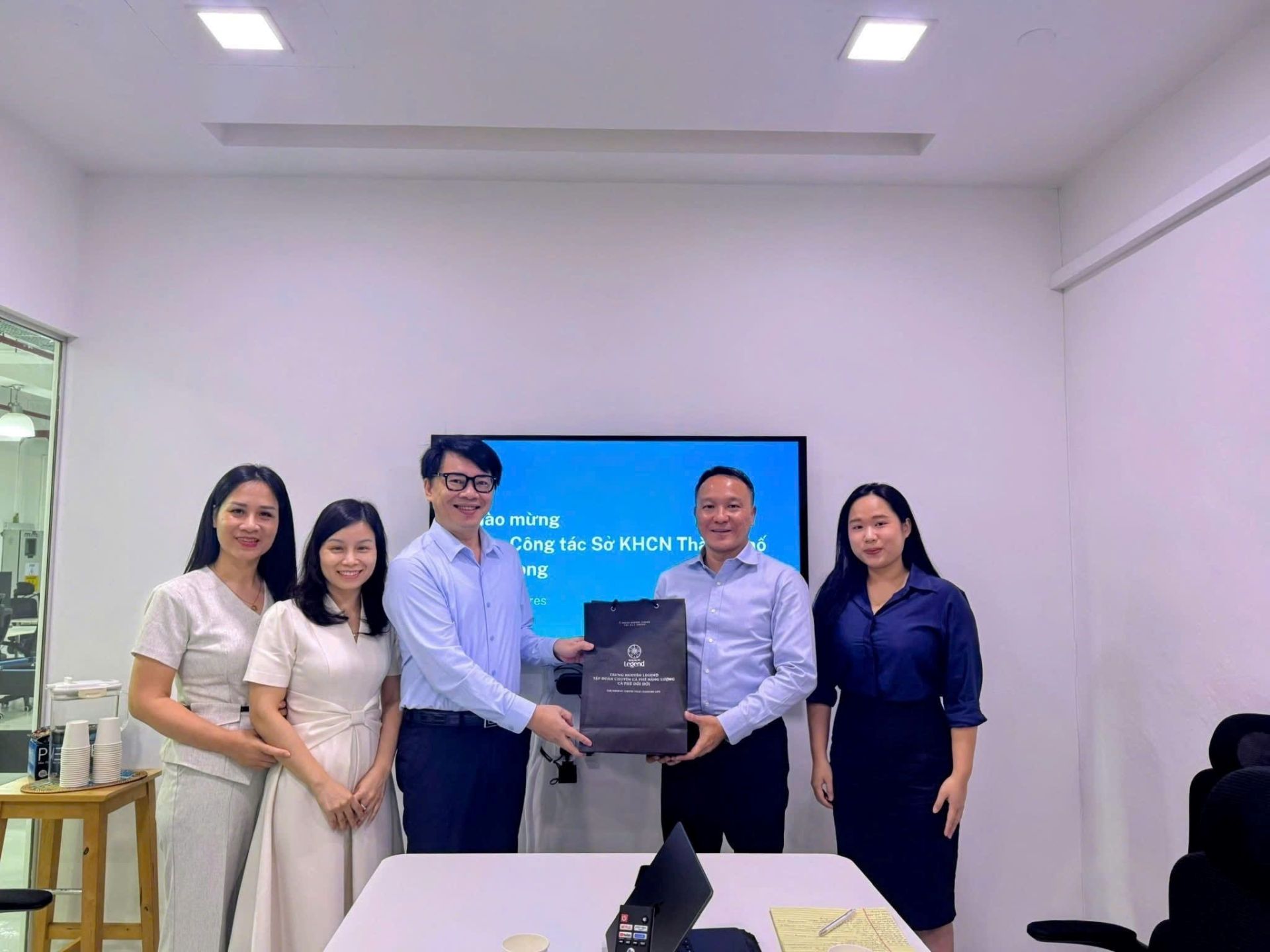 Đoàn Sở Khoa học và Công nghệ Hải Phòng làm việc với Quỹ đầu tư mạo hiểm QUEST Ventures và PIER71 (thuộc Đại học Quốc gia Singapore). Đoàn Sở Khoa học và Công nghệ Hải Phòng làm việc với Quỹ đầu tư mạo hiểm QUEST Ventures và PIER71 (thuộc Đại học Quốc gia Singapore).