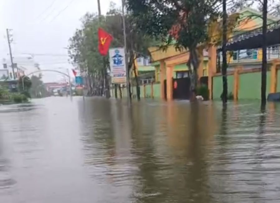 Nhiều tuyến đường và trường học đang bị ngập sâu, chia cắt nên học sinh vẫn chưa thể đến trường.