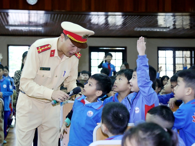 Thông qua việc trả lời các câu hỏi giúp các em hiểu sâu và nhớ lâu về các quy định của pháp luật về trật tự An toàn giao thông.