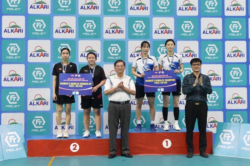 Cặp vận động viên Nguyễn Thị Ngọc Lan/ Thân Vân Anh trên bục nhận Huy chương Bạc nội dung đôi nữ.