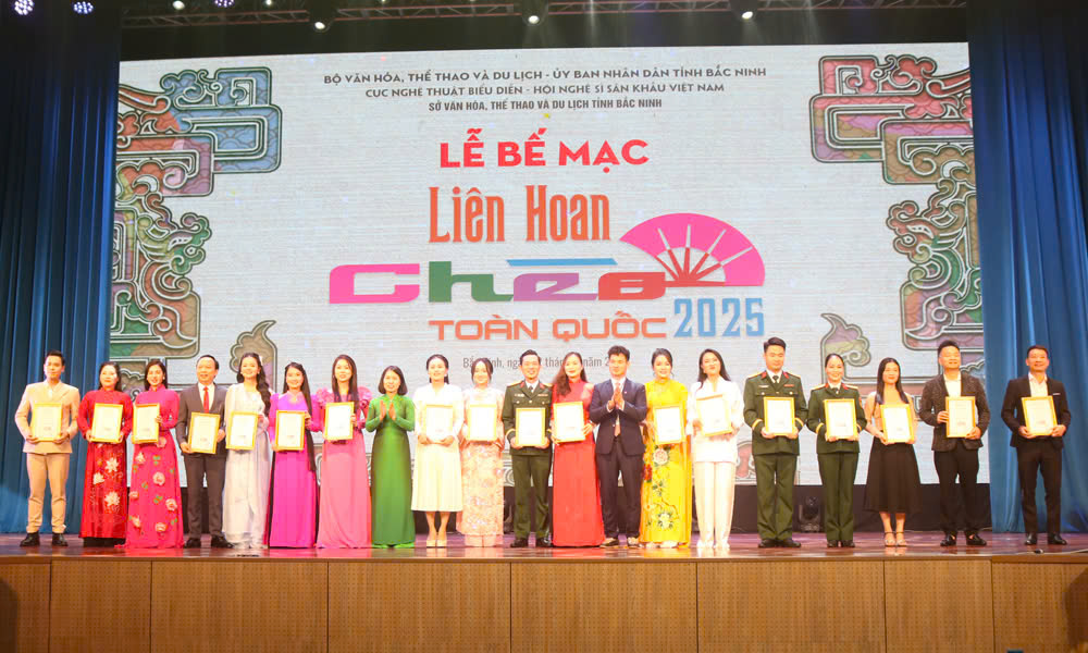 Đại diện Ban tổ chức trao Huy chương Vàng cho các nghệ sĩ. Đại diện Ban tổ chức trao Huy chương Vàng cho các nghệ sĩ.