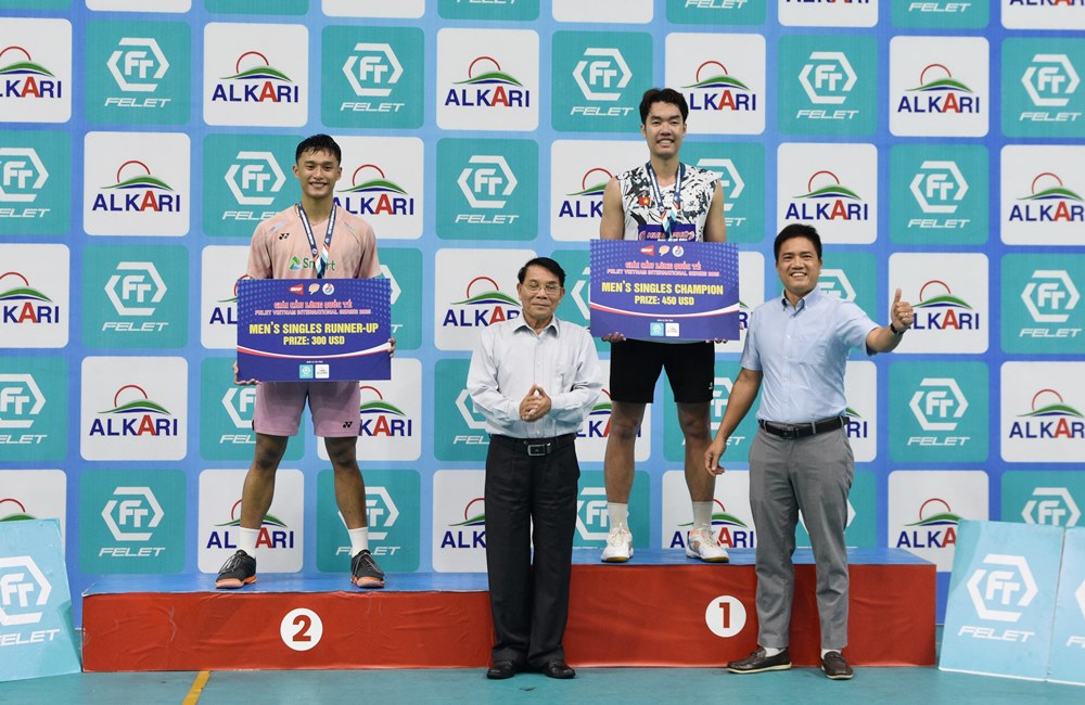 Ban tổ chức trao Huy chương Vàng nội dung đơn nam cho tay vợt Lê Đức Phát (bục số 2).