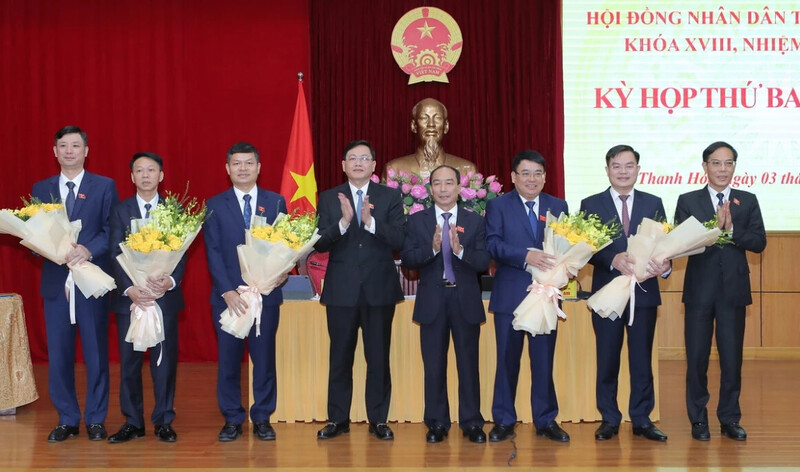 Lãnh đạo tỉnh Thanh Hóa tặng hoa chúc mừng các đồng chí vừa được bầu giữ chức Ủy viên UBND tỉnh và Trưởng Ban Pháp chế, Trưởng Ban Dân tộc HĐND tỉnh. Ảnh: Minh Hiếu Lãnh đạo tỉnh Thanh Hóa tặng hoa chúc mừng các đồng chí vừa được bầu giữ chức Ủy viên UBND tỉnh và Trưởng Ban Pháp chế, Trưởng Ban Dân tộc HĐND tỉnh. Ảnh: Minh Hiếu