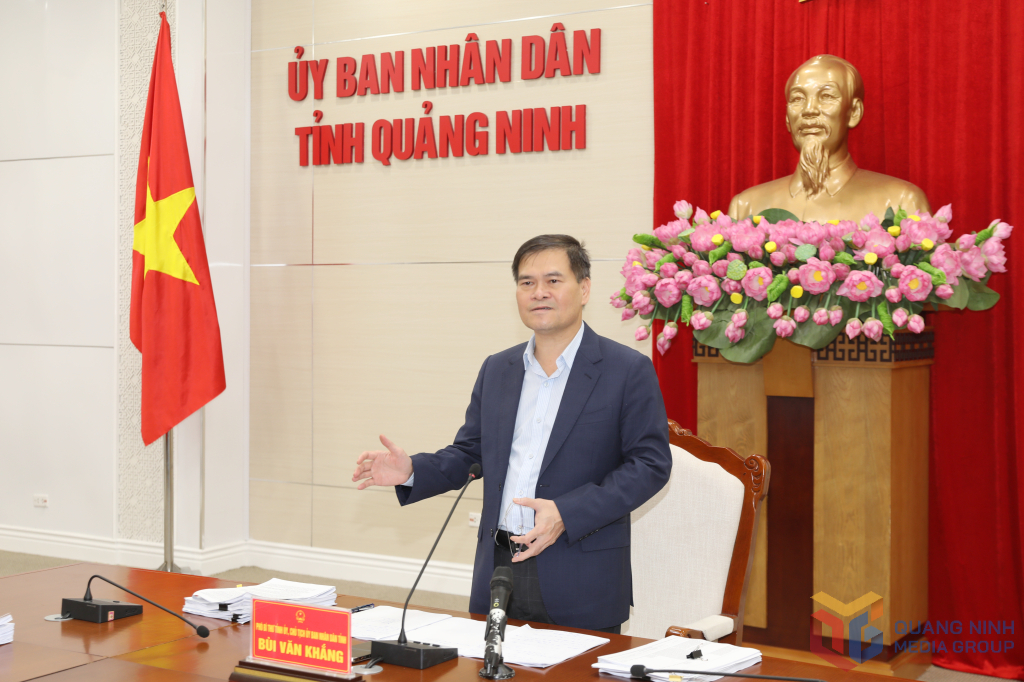 &Ocirc;ng B&ugrave;i Văn Khắng, Chủ tịch UBND tỉnh Quảng Ninh, Tổ trưởng Tổ c&ocirc;ng t&aacute;c chủ tr&igrave; cuộc họp.