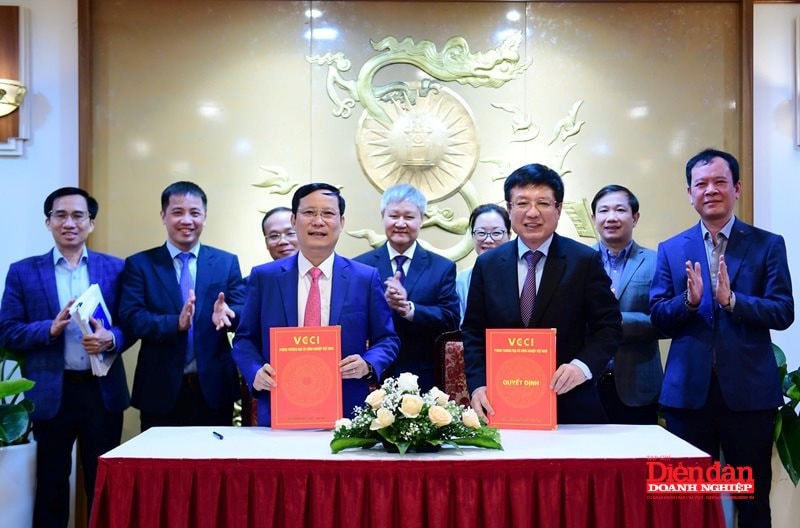Sau Hội nghị, nguyên Chủ tịch VCCI - Phạm Tấn Công và tân Chủ tịch VCCI - Hồ Sỹ Hùng đã ký kết bàn giao công việc Sau Hội nghị, nguyên Chủ tịch VCCI - Phạm Tấn Công và tân Chủ tịch VCCI - Hồ Sỹ Hùng đã ký kết bàn giao công việc