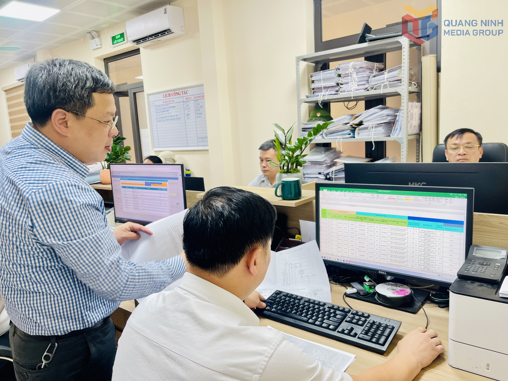 Lãnh đạo phường Việt Hưng kiểm tra, đôn đốc tổ công tác số hoá dữ liệu đất đai ngay sau khi các khu phố hoàn tất việc thu thập hồ sơ. Lãnh đạo phường Việt Hưng kiểm tra, đôn đốc tổ công tác số hoá dữ liệu đất đai ngay sau khi các khu phố hoàn tất việc thu thập hồ sơ.