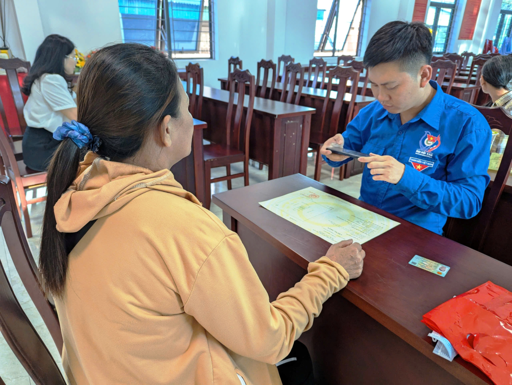 Lực lượng đoàn viên thanh niên phường Móng Cái 1 tích cực hỗ trợ “Chiến dịch 90 ngày làm giàu, làm sạch dữ liệu đất đai”. (Ảnh: Trần Tương (CTV)) Lực lượng đoàn viên thanh niên phường Móng Cái 1 tích cực hỗ trợ “Chiến dịch 90 ngày làm giàu, làm sạch dữ liệu đất đai”. (Ảnh: Trần Tương (CTV))