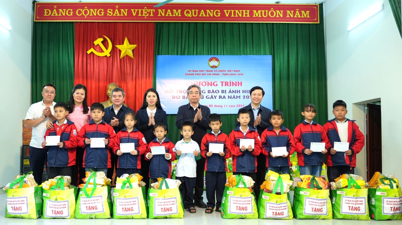 Các em học sinh bị ảnh hưởng bởi cơn bão số 11 trên địa bàn xã Hữu Lũng nhận quà tại chương trình