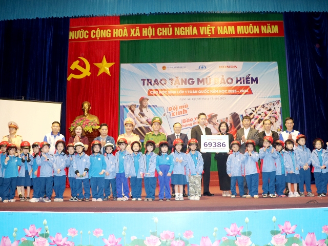 Nghệ An: Trao tặng hơn 69.000 mũ bảo hiểm cho học sinh lớp Một năm học 2025 – 2026