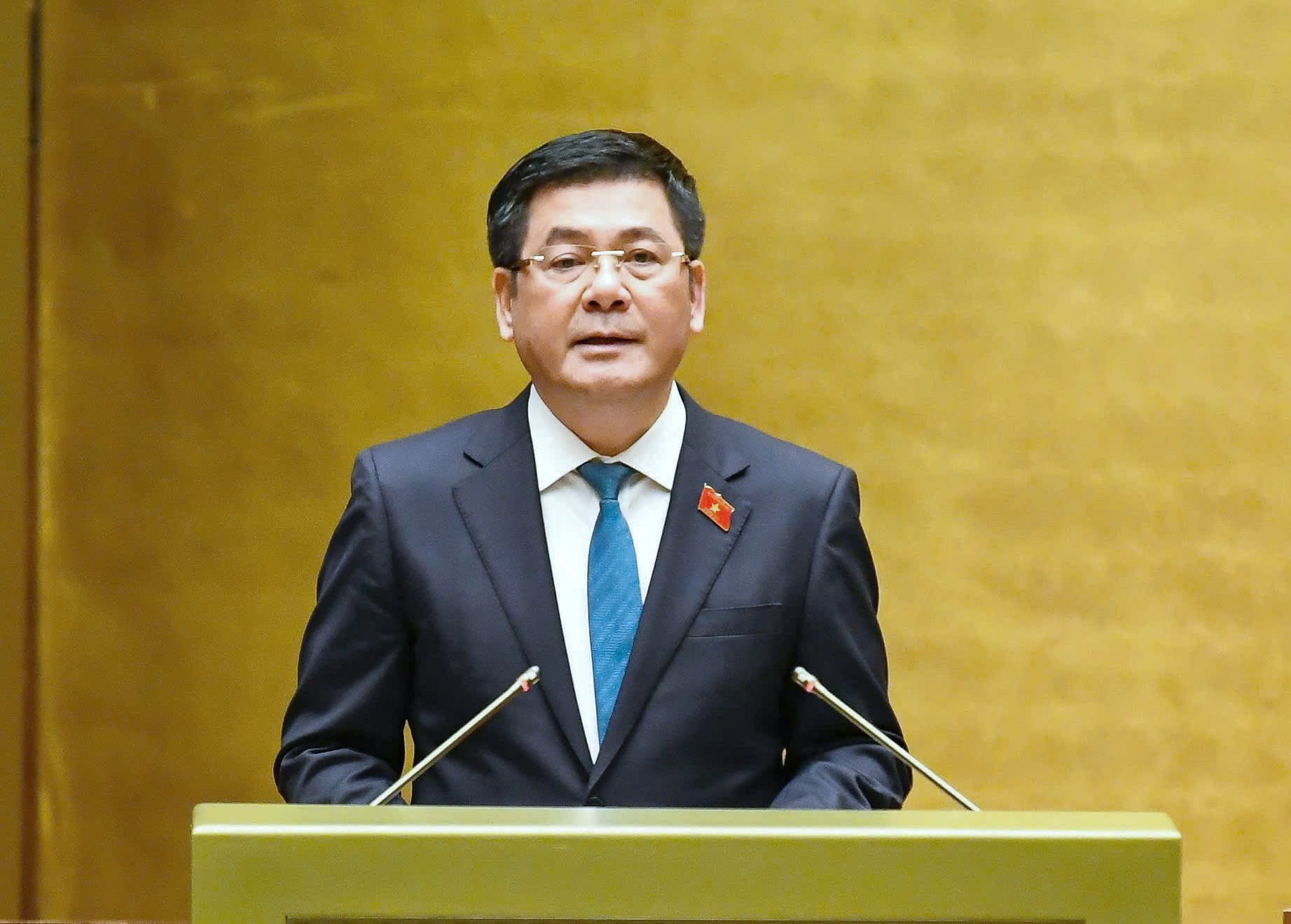 Bộ trưởng Công Thương Nguyễn Hồng Diên trình bày tờ trình dự thảo Luật Thương mại điện tử. Ảnh: Quốc hội