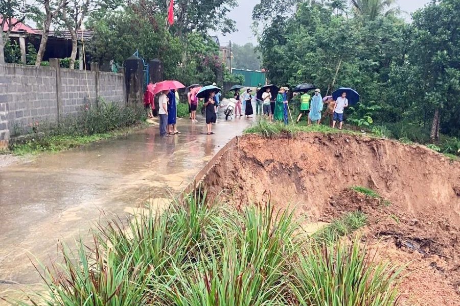 Sạt lở sát đường giao thông tiềm ẩn nguy cơ mất an toàn. Sạt lở sát đường giao thông tiềm ẩn nguy cơ mất an toàn.