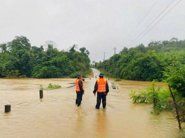 Hiện Quảng Trị vẫn còn hơn 100 điểm ngập lụt, 44 điểm sạt lở sau mưa lớn. Hiện Quảng Trị vẫn còn hơn 100 điểm ngập lụt, 44 điểm sạt lở sau mưa lớn.