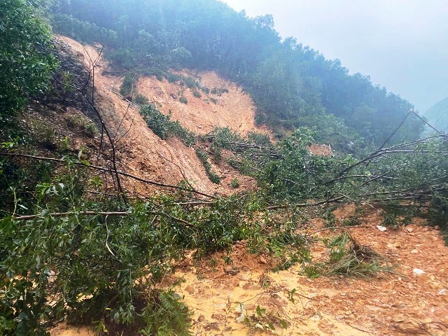 Quảng Trị: Mưa lớn gây sạt lở nghiêm trọng, Quốc lộ 9C tê liệt nhiều đoạn