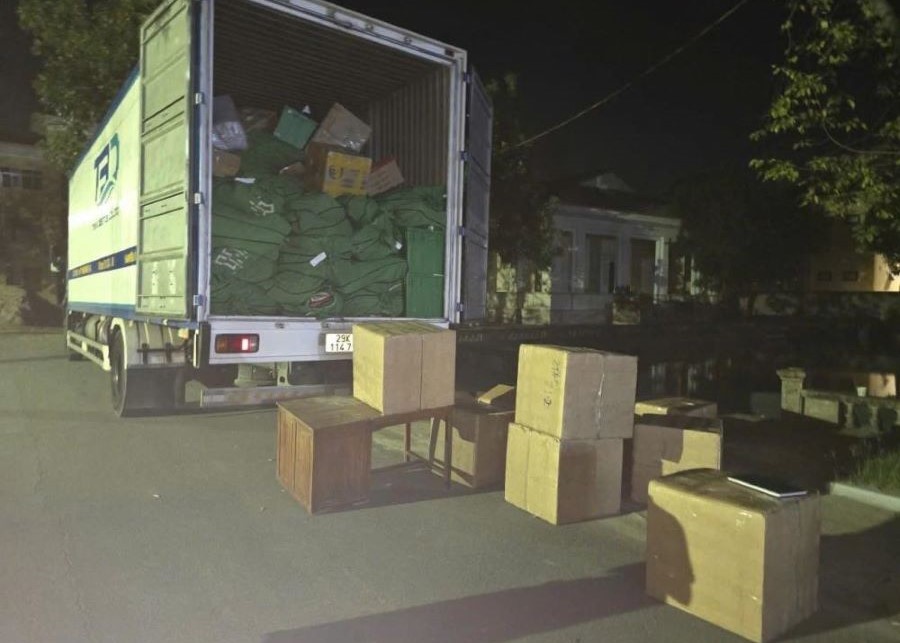 Lực lượng chức năng kiểm tra, phát hiện 10 thùng cactông chứa lượng lớn thuốc tây không rõ nguồn gốc.