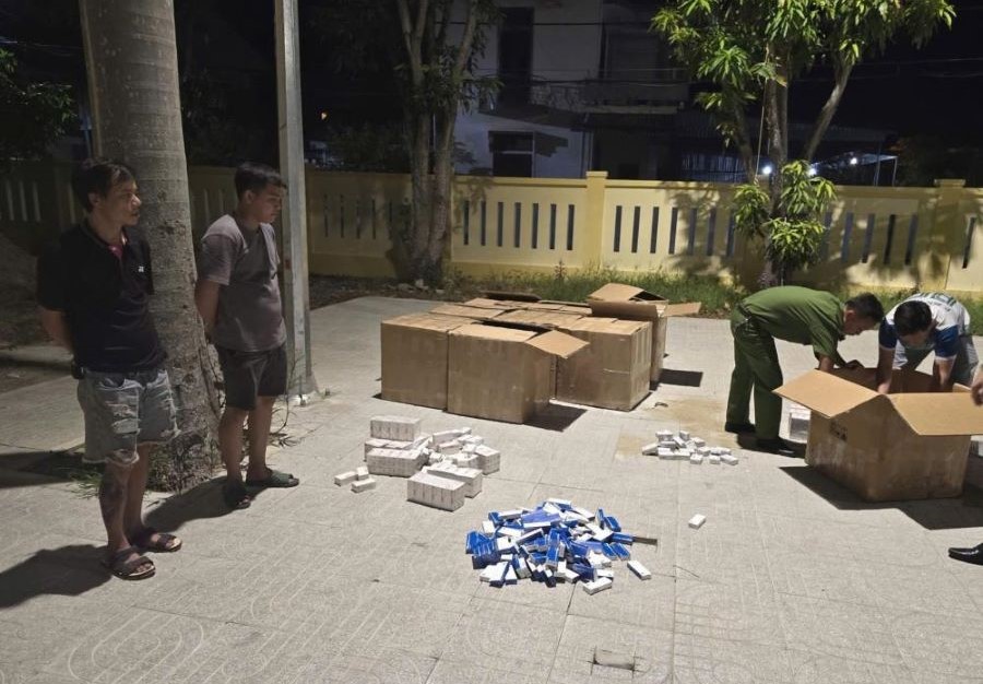 Lực lượng chức năng đang kiểm tra tang vật.