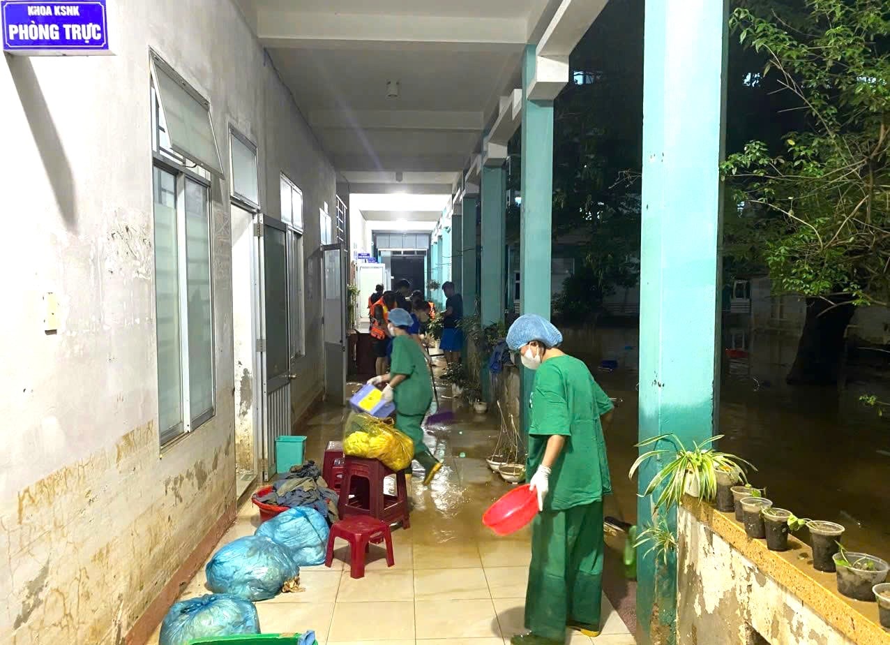 Bộ Y tế cảnh báo nguy cơ 'dịch chồng dịch' tại các khu vực chịu ảnh hưởng của mưa bão Bộ Y tế cảnh báo nguy cơ 'dịch chồng dịch' tại các khu vực chịu ảnh hưởng của mưa bão