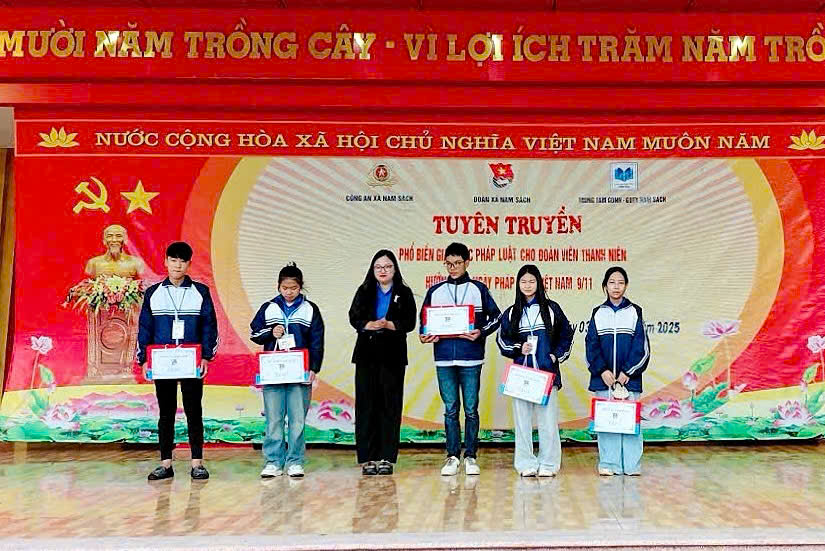 Đoàn xã Nam Sách đã trao tặng 5 suất quà cho các học sinh có hoàn cảnh khó khăn.