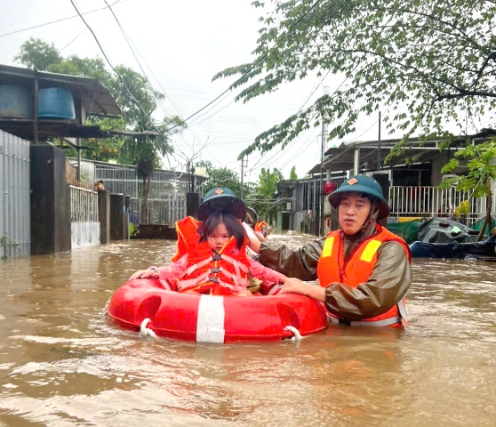 Bộ đội giúp dân phía Tây Bắc Đà Nẵng phường Hòa Khánh và Liên Chiểu tránh lũ
