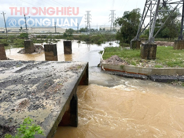 Tại Cầu Hồng Phước, trước miệng của cầu này lại được xây dựng 2 trụ lớn đường dây cao thế, chặn ngay trước họng cầu, làm cản trở dòng nước lưu thông và ứ lại (điểm thắt cổ chai) . Tại Cầu Hồng Phước, trước miệng của cầu này lại được xây dựng 2 trụ lớn đường dây cao thế, chặn ngay trước họng cầu, làm cản trở dòng nước lưu thông và ứ lại (điểm thắt cổ chai) .
