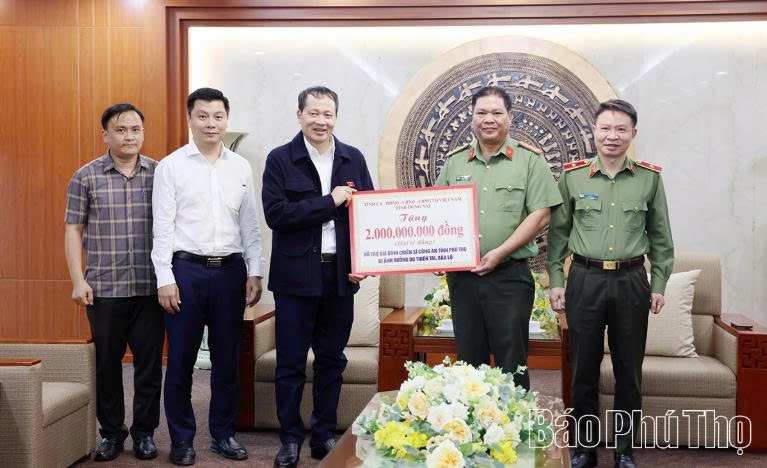 Đoàn công tác của tỉnh Đồng Nai trao 2 tỷ đồng hỗ trợ gia đình các chiến sĩ công an tỉnh Phú Thọ bị thiệt hại do thiên tai, bão lũ Đoàn công tác của tỉnh Đồng Nai trao 2 tỷ đồng hỗ trợ gia đình các chiến sĩ công an tỉnh Phú Thọ bị thiệt hại do thiên tai, bão lũ