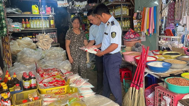 Lực lượng QLTT Gia Lai ra quân chống hàng giả tại chợ truyền thống