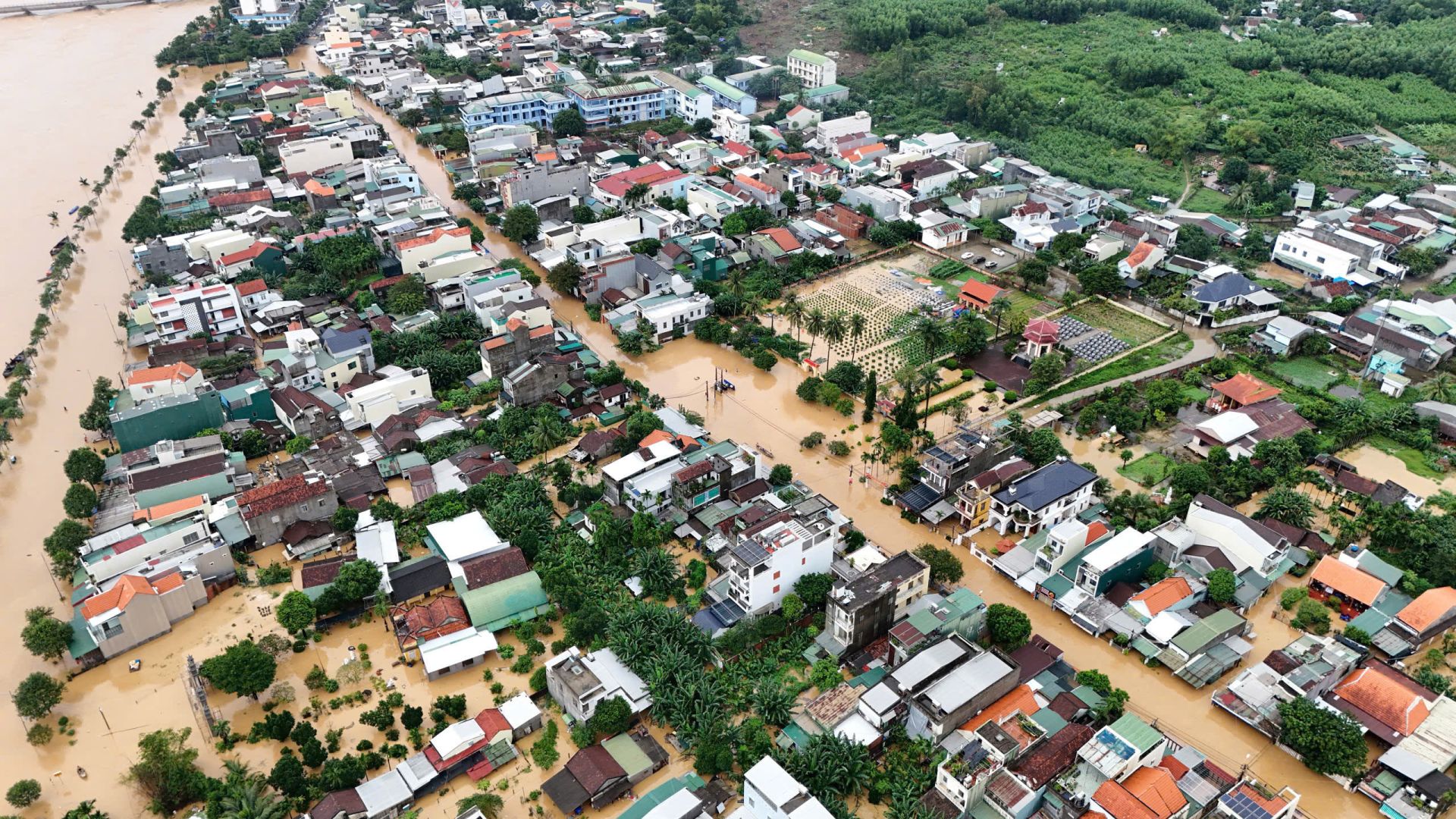 Mưa lũ đã làm hàng nghìn hộ dân chìm sâu trong “biển nước” với tổng thiệt hại ước tính ban đầu tại thành phố Đà Nẵng là hơn 770 tỉ đồng và tỉnh Quảng Ngãi là hơn 314 tỷ đồng Mưa lũ đã làm hàng nghìn hộ dân chìm sâu trong “biển nước” với tổng thiệt hại ước tính ban đầu tại thành phố Đà Nẵng là hơn 770 tỉ đồng và tỉnh Quảng Ngãi là hơn 314 tỷ đồng