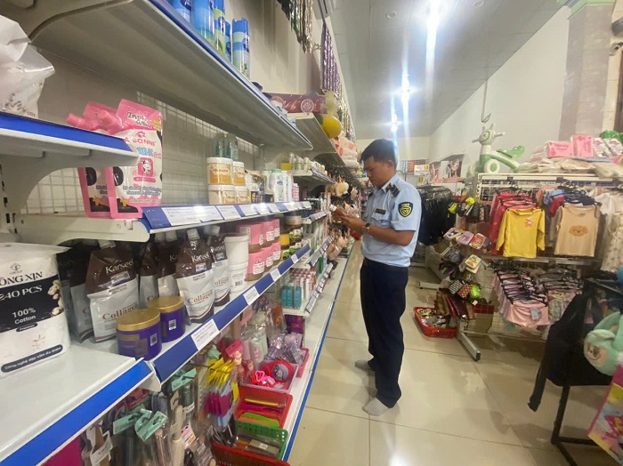 Lực lượng QLTT tỉnh Đắk Lắk kiểm tra hàng hóa tại cơ sở kinh doanh Lực lượng QLTT tỉnh Đắk Lắk kiểm tra hàng hóa tại cơ sở kinh doanh