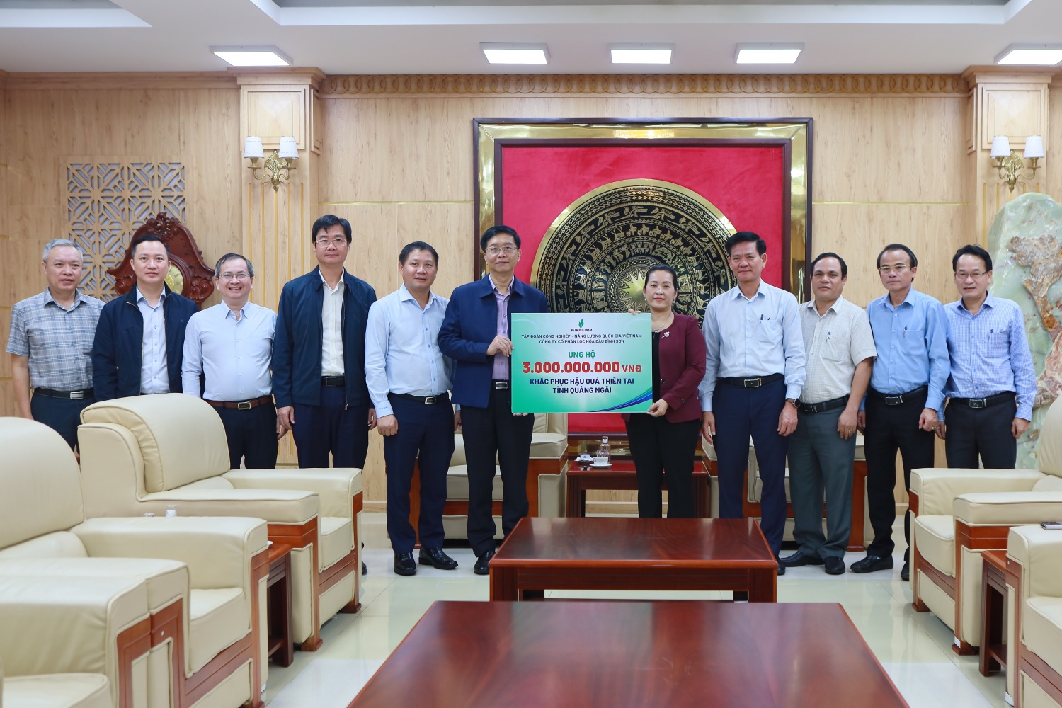 Lãnh đạo Petrovietnam và BSR trao số tiền hỗ trợ 3 tỷ đồng cho Ủy ban MTTQ Việt Nam tỉnh Quảng Ngãi Lãnh đạo Petrovietnam và BSR trao số tiền hỗ trợ 3 tỷ đồng cho Ủy ban MTTQ Việt Nam tỉnh Quảng Ngãi