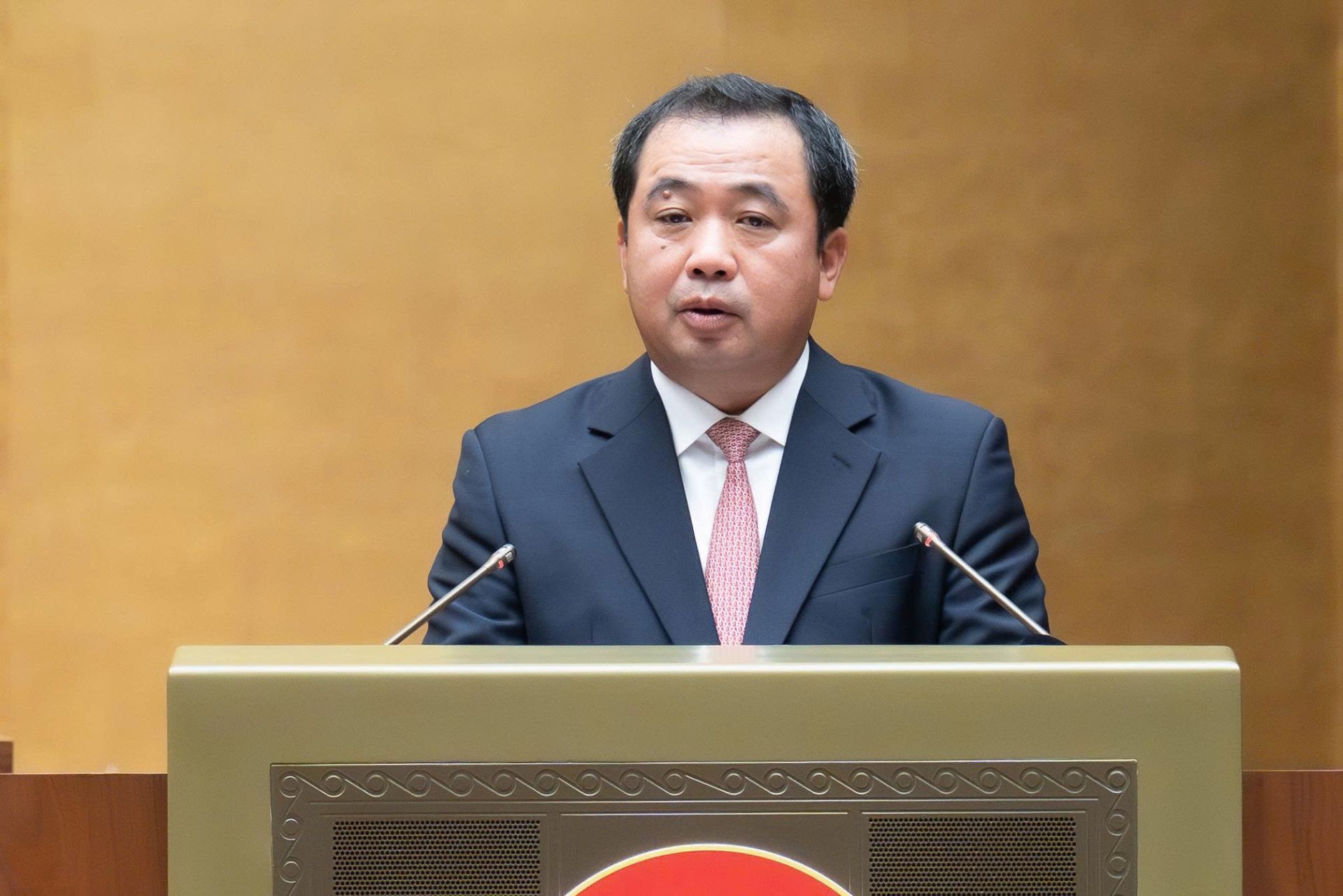 Bộ trưởng Bộ Nông nghiệp và Môi trường Trần Đức Thắng trình bày Tờ trình tóm tắt về dự án Luật sửa đổi, bổ sung một số điều của Luật Địa chất và khoáng sản Bộ trưởng Bộ Nông nghiệp và Môi trường Trần Đức Thắng trình bày Tờ trình tóm tắt về dự án Luật sửa đổi, bổ sung một số điều của Luật Địa chất và khoáng sản